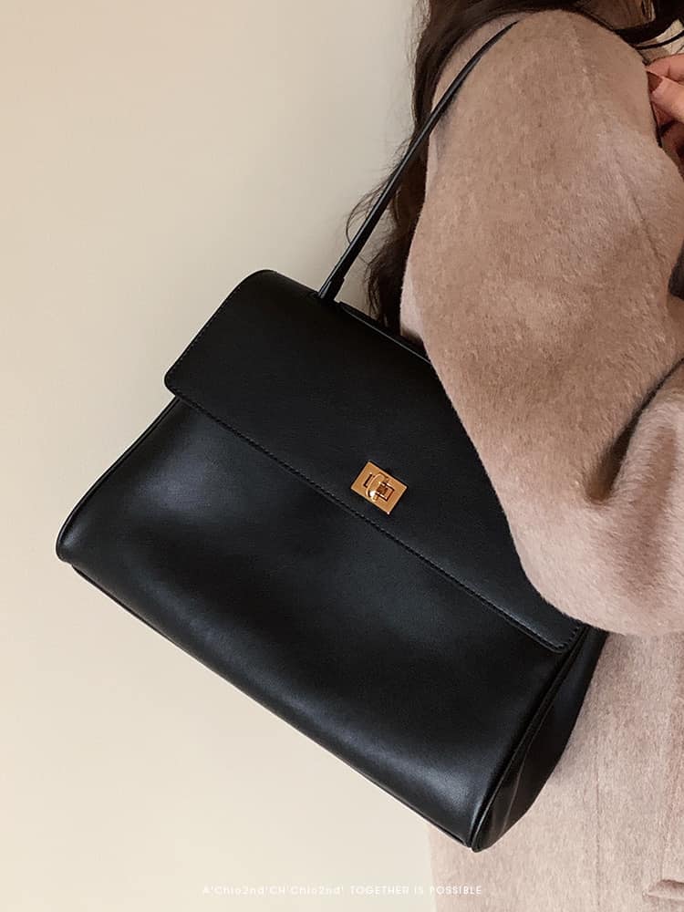 Noir Affaire Shoulder Bag