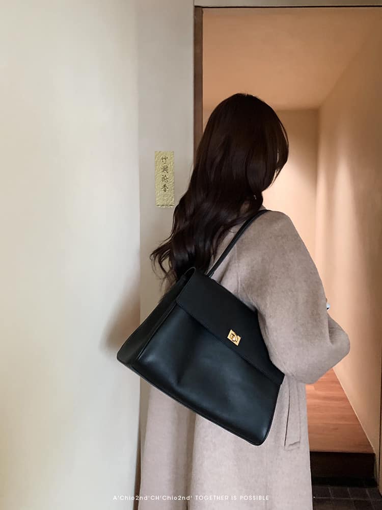 Noir Affaire Shoulder Bag